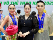 Yêu - Lên bục nhận HCV cùng bạn nhảy, Phan Hiển có hành động bất ngờ với bà xã khiến dân tình tan chảy