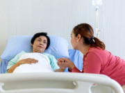 Tận tình chăm mẹ chồng nằm viện, xuất viện bà tặng tôi hộp thuốc bổ uống dở, mở ra mà trào nước mắt