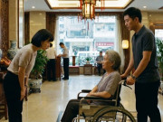 Yêu - Gặp lại mẹ chồng cũ ngồi xe lăn, bà khen tôi một câu khiến chồng cũ chết lặng