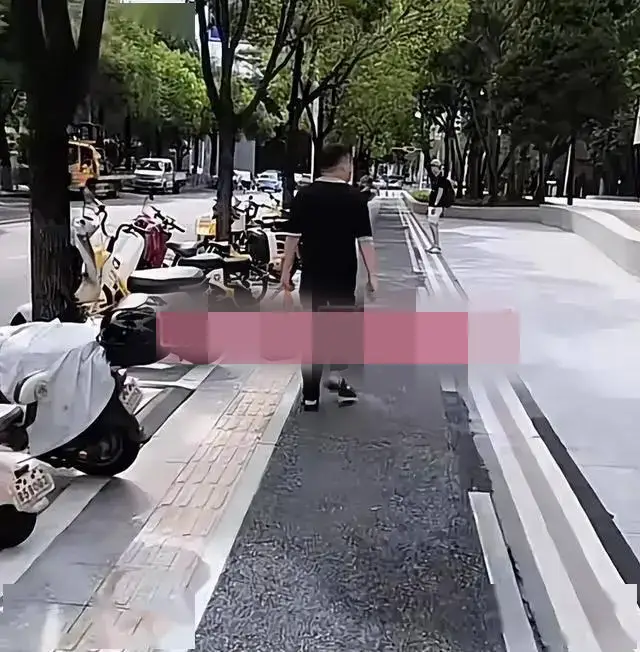 Tiểu Lệ quay bóng lưng chồng cũ rời đi.