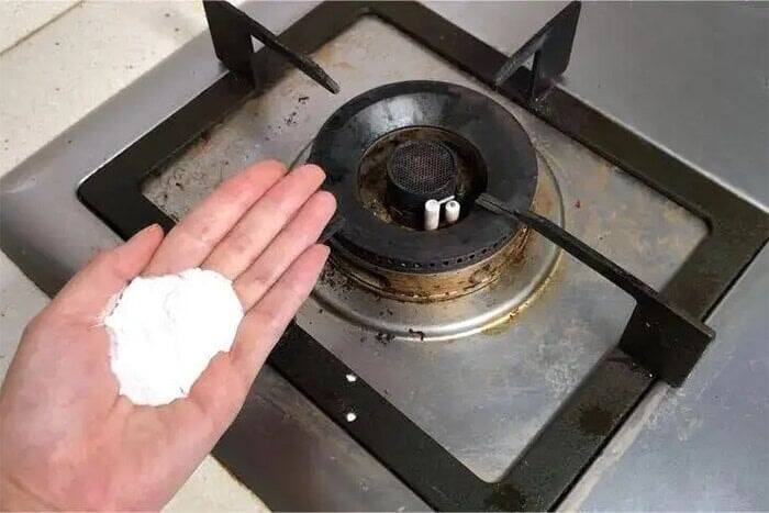 Rắc muối lên bếp gas có tác dụng rất mạnh, giải quyết ngay rắc rối nhiều  gia đình gặp phải