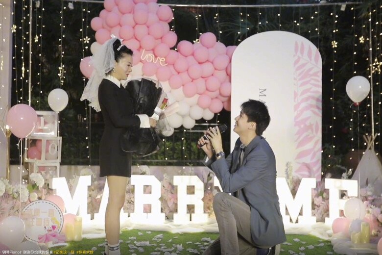 Văn Tuấn cầu hôn bạn gái.