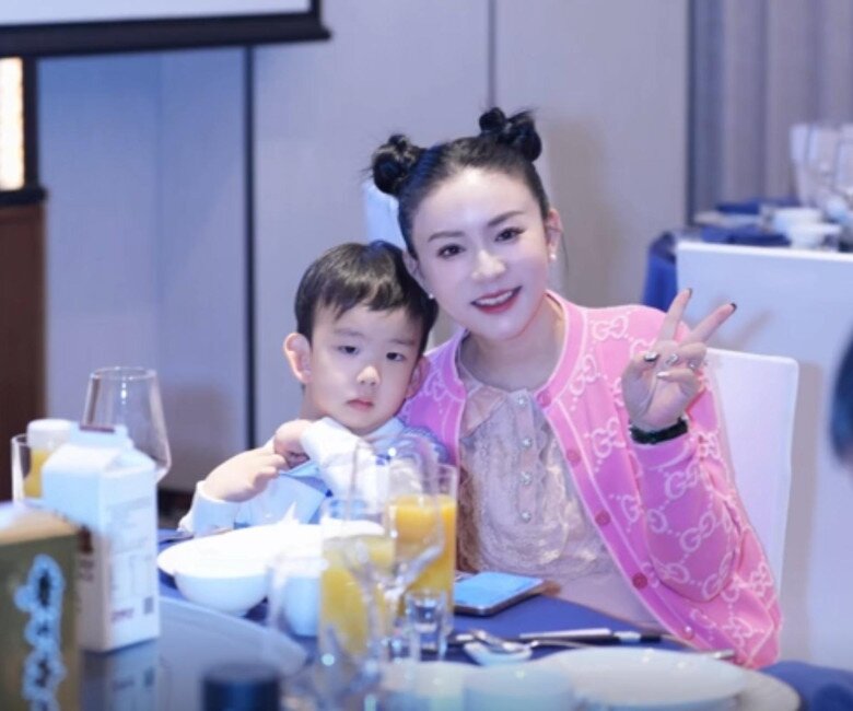 Hoàng Việt và con trai đầu lòng.