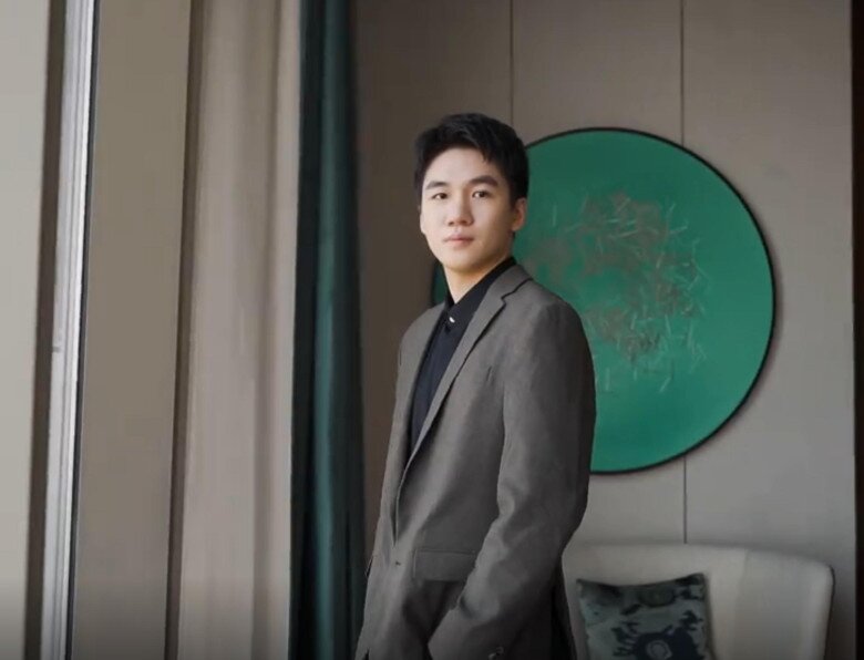 Văn Tuấn, chồng thứ 2 của cô.