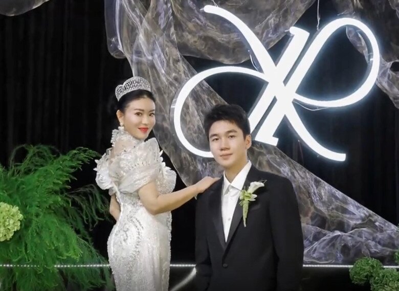 Đám cưới của cặp đôi tổ chức sau chưa đầy 1 năm yêu.