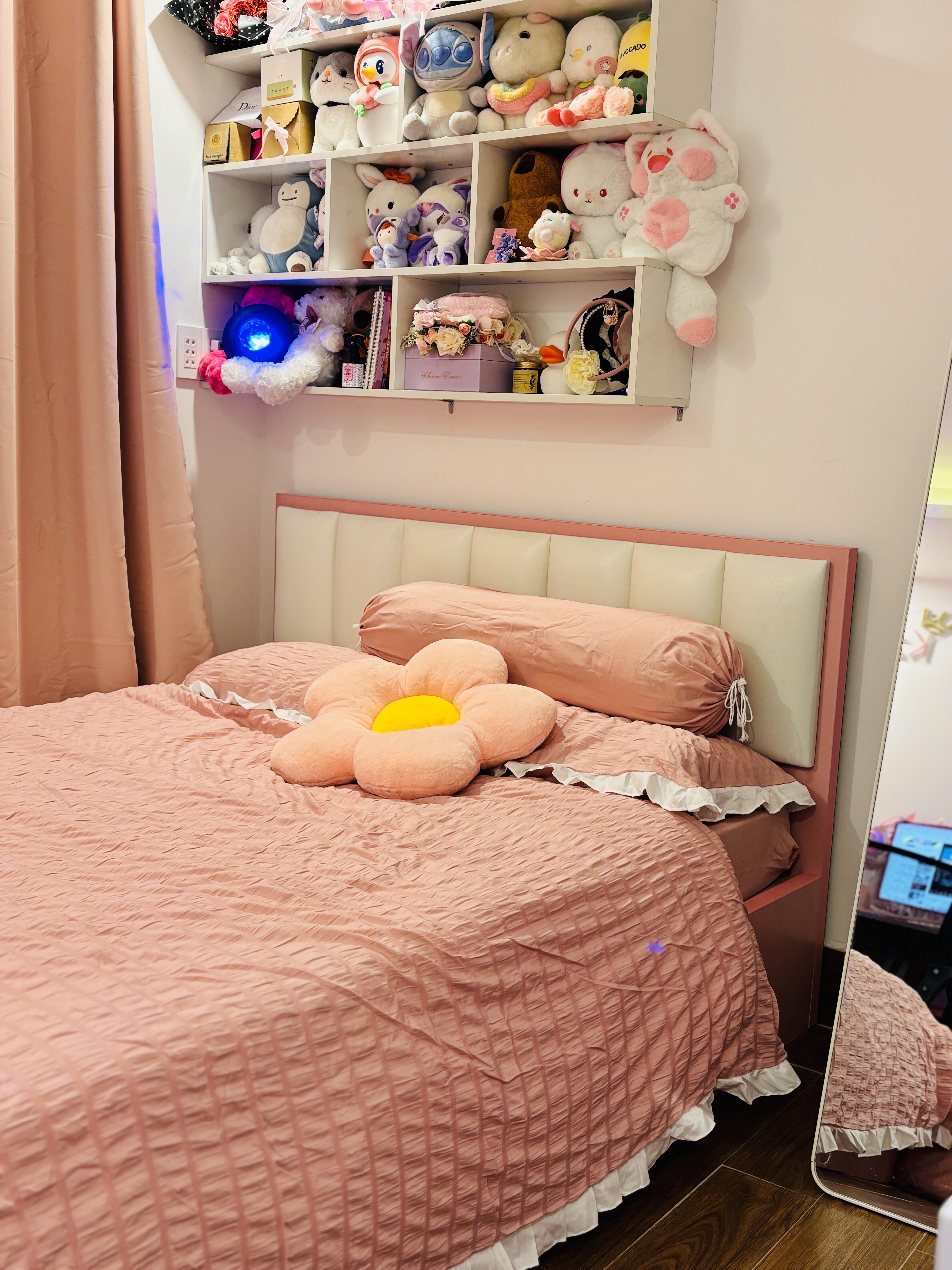 Căn phòng ngủ được Kim Trâm decor từng chút một.