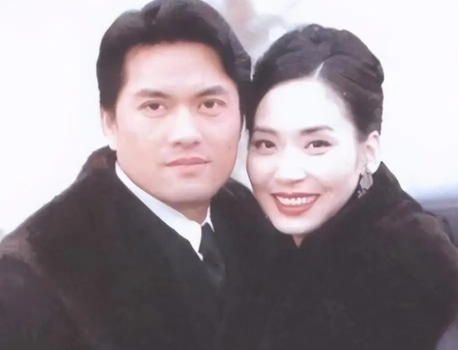 Lữ Lương Vỹ và vợ hai là Á hậu.