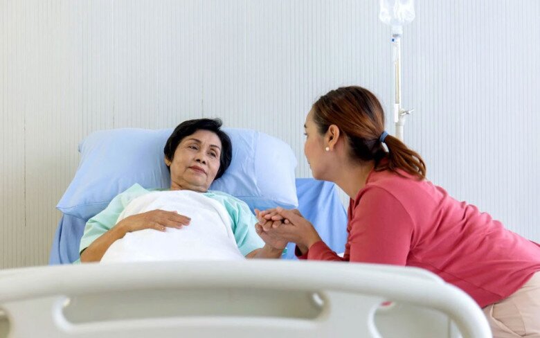 Những ngày mẹ chồng nằm viện, tôi luôn túc trực bên cạnh chăm sóc bà chu đáo. (Ảnh minh họa)