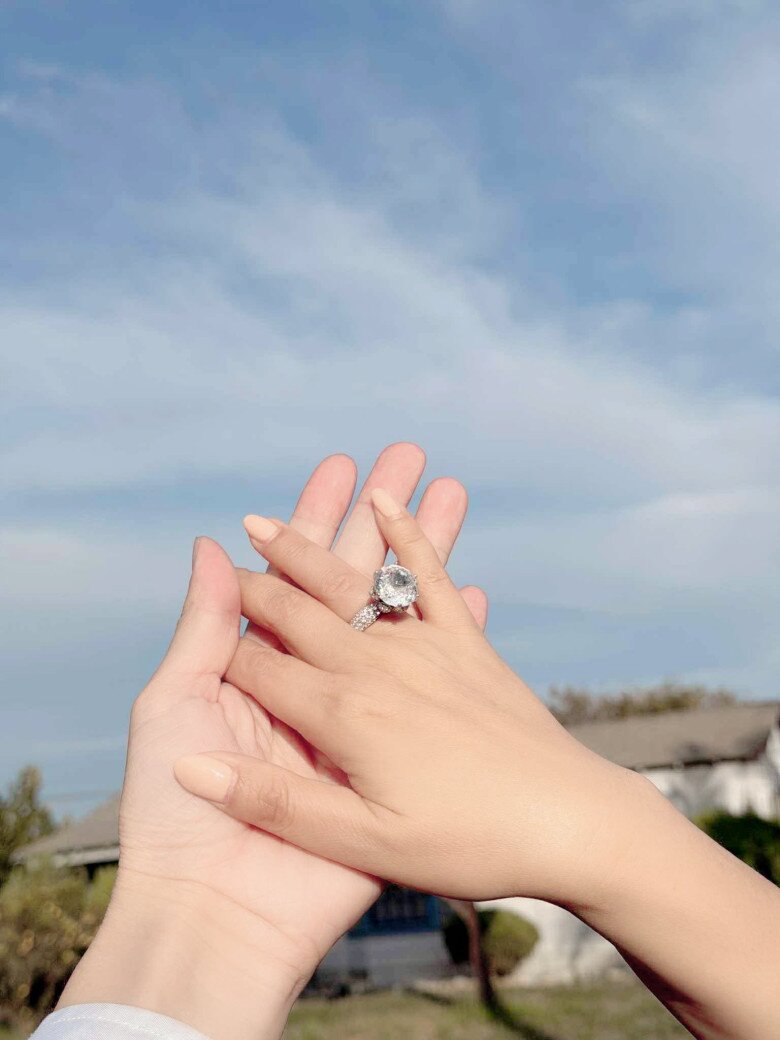 Thúy Nga tung ảnh cưới bên “túp lều tranh” ở Mỹ, tay đeo nhẫn kim cương amp;#34;khủngamp;#34;, danh tính nửa kia gây sốt - 6