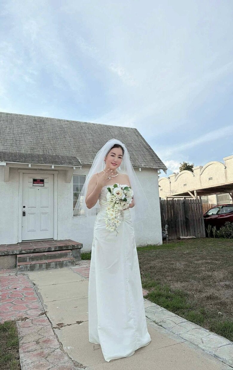 Thúy Nga tung ảnh cưới trước căn biệt thự của mình ở Mỹ. 
