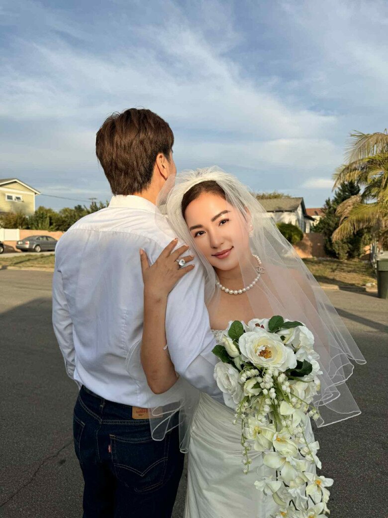 Thúy Nga tung ảnh cưới bên “túp lều tranh” ở Mỹ, tay đeo nhẫn kim cương amp;#34;khủngamp;#34;, danh tính nửa kia gây sốt - 2