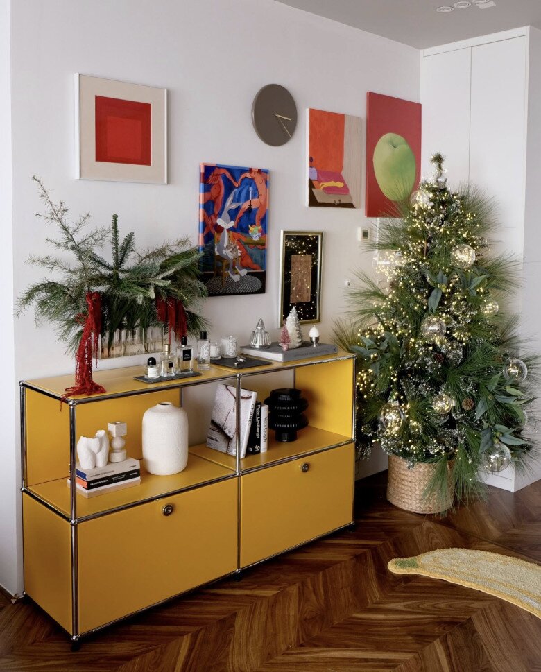 Kệ màu vàng bên cạnh trở thành điểm nhấn nổi bật, vừa mang chút nét retro, vừa làm không gian sáng hơn.