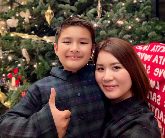 Vợ cũ Đan Trường và con trai mới đây đã trang trí xong biệt thự để đón Giáng sinh.