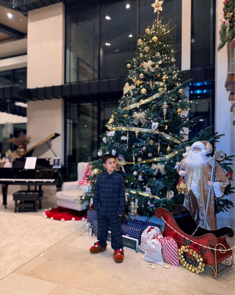 Cây thông Noel được đặt ở sảnh chính. Phía dưới gốc cây được trang trí bằng những túi quà nhỏ xinh, xe tuần lộc cùng mô hình ông già Noel.