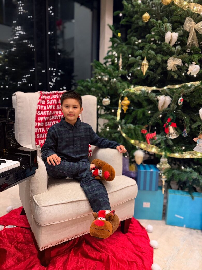 Góc bên kia, doanh nhân Thủy Tiên đặt một chiếc ghế sofa đơn màu kem, nổi bật trên chiếc thảm đỏ đậm không khí Giáng sinh. Mọi người có thể ngồi tại đây để tạo dáng chụp ảnh.