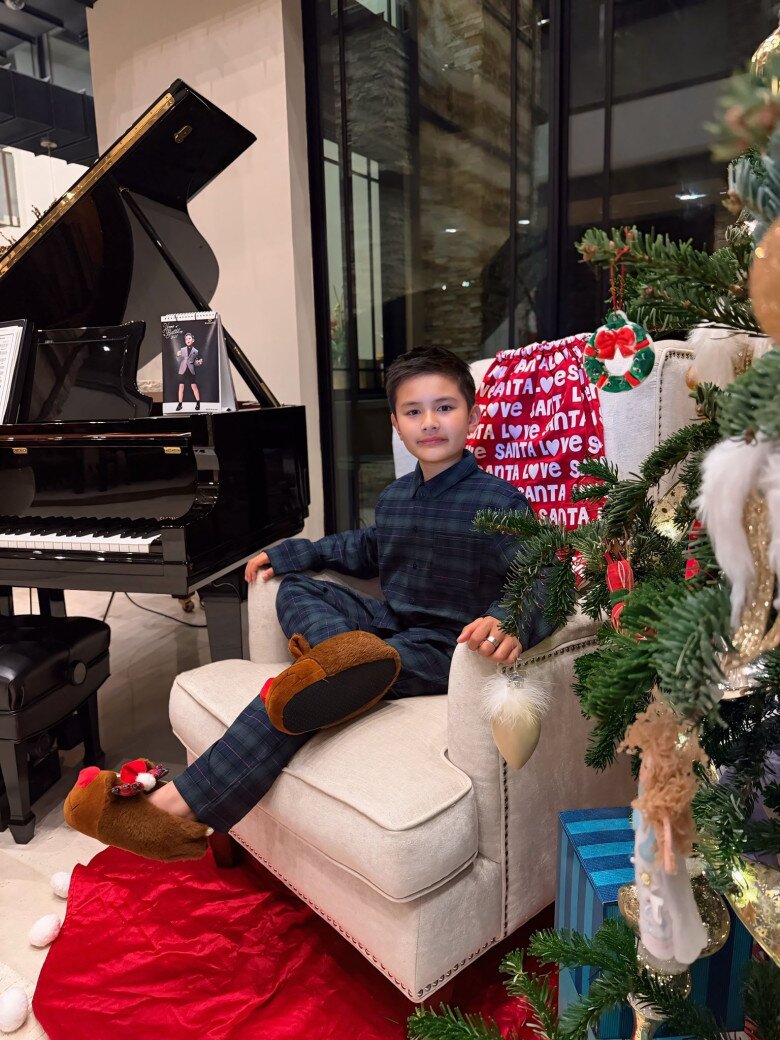 Chẳng hạn như Thiên Từ, cậu bé đã mặc pijama, đi dép hình tuần lộc để hòa cùng không khí lễ hội.