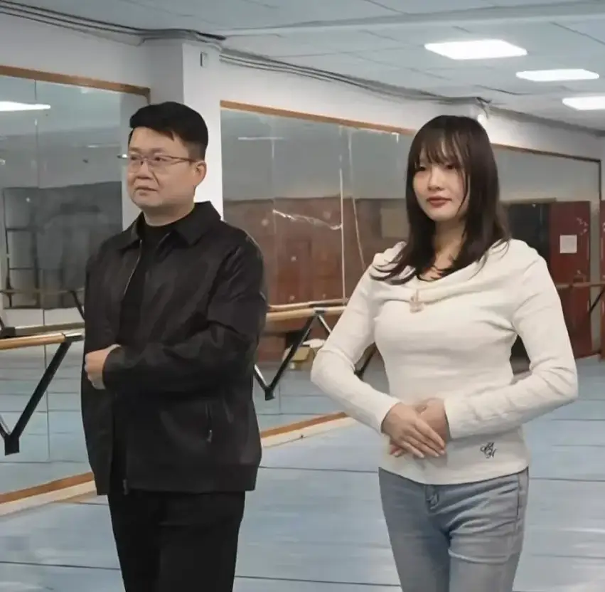 Cả hai tập luyện để tham gia lễ cưới tập thể.