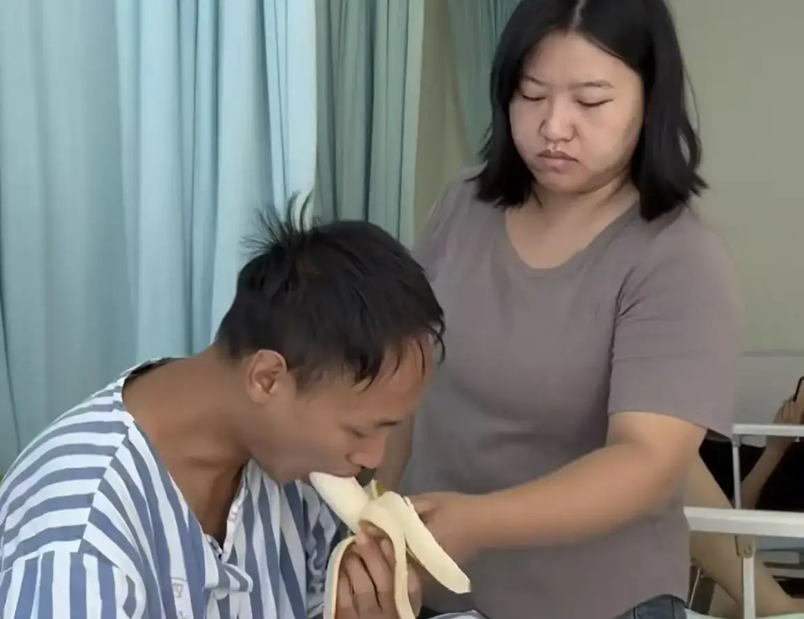 Gia Gia chăm sóc chồng.