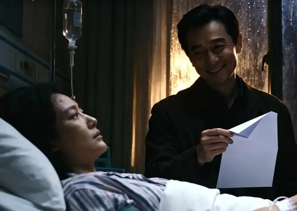 Tôi vừa sinh con xong, chồng liền mỉm cười đưa tôi tờ đơn ly hôn. (Ảnh minh họa)