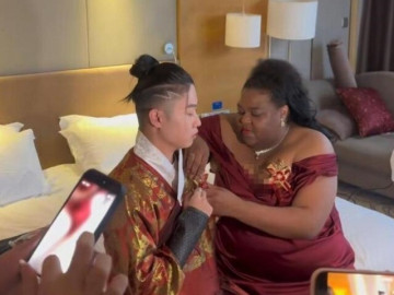 Nữ đại gia Châu Phi mang hồi môn khủng cưới chồng kém 20 tuổi, biểu cảm của bố mẹ chồng gây chú ý