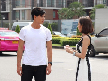 Vợ cũ lái xe sang về quê, cô ấy đưa một túi đầy tiền kèm lời thỉnh cầu khiến tôi xấu hổ