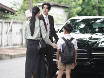 Yêu - Gặp lại vợ cũ khi đi đón con tan học, thấy cô ấy tháo khăn quàng cổ xuống, tôi bật cười