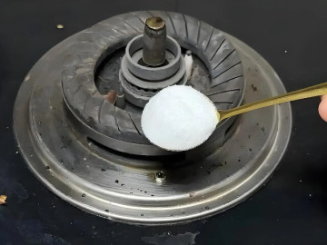 Rắc muối lên bếp gas có tác dụng rất mạnh, giải quyết ngay rắc rối nhiều gia đình gặp phải