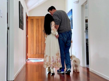 Sau gần 1 năm tái hôn với chồng Tây, “diễn viên lùn nhất Việt Nam” khuyên: “Nhất định phải lấy chồng giàu nhé”