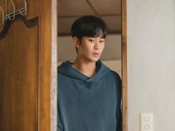 Vợ cũ cứ 2 ngày lại đến thăm con một lần, thấy cảnh sau cánh cửa tôi chết lặng