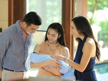 Đồng nghiệp đùa bảo tôi làm mẹ nuôi cho con cô ấy, tôi đồng ý rồi sững sờ khi thấy mặt thằng bé