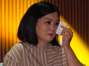 Con trai 5 tuổi mượn điện thoại cô nhân viên chơi game, người mẹ điếng người khi màn hình sáng lên