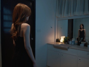 Đêm tân hôn chuẩn bị ân ái với chồng thì nghe tiếng gõ cửa dồn dập, mở ra tôi quyết ly hôn