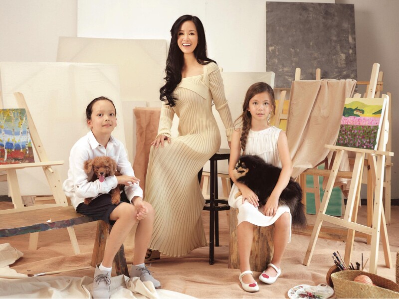 Diva Hồng Nhung khiến nhiều người ngưỡng mộ khi sinh được cặp song sinh "nếp tẻ" là Aiden - Lea (còn gọi là Tôm - Tép). Đây là "trái ngọt" của nữ ca sĩ với chồng cũ người Mỹ - Kevin Gilmore.