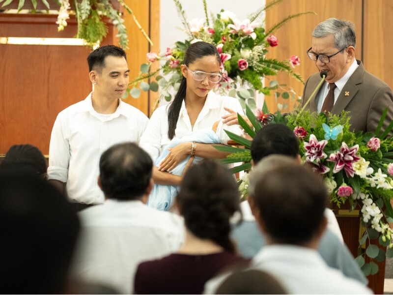 Mới đây, Hoa hậu H'Hen Niê và ông xã là nhiếp ảnh gia Tuấn Khôi ăn mừng cột mốc con gái - bé Harley tròn 1 tháng tuổi. Gia đình nàng hậu đã cho ái nữ thực hiện nghi lễ theo đạo Tin Lành.