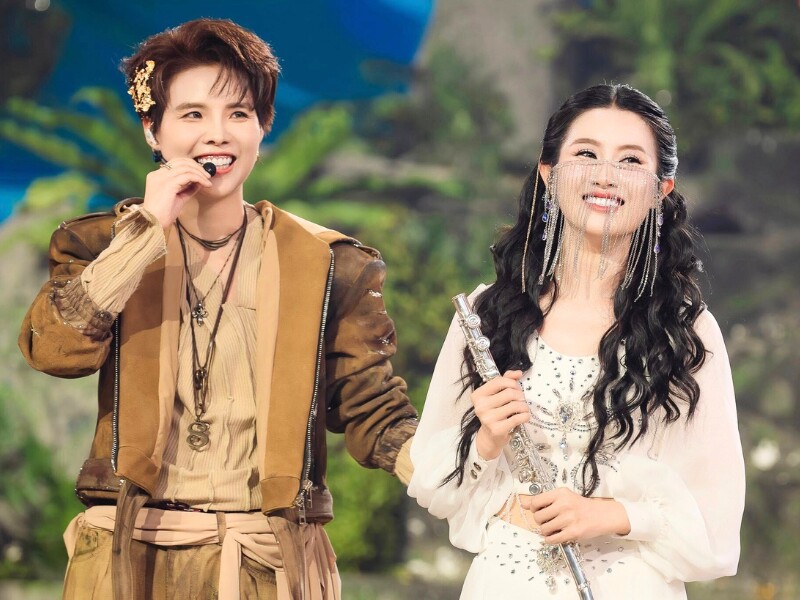 Mới đây, ca sĩ Vũ Cát Tường mời bà xã - vũ công Thu Trang (còn gọi là Bí Đỏ) xuất hiện ở phần trình diễn tiết mục "Trực giác" trong tập 11 của chương trình "Anh trai say hi".