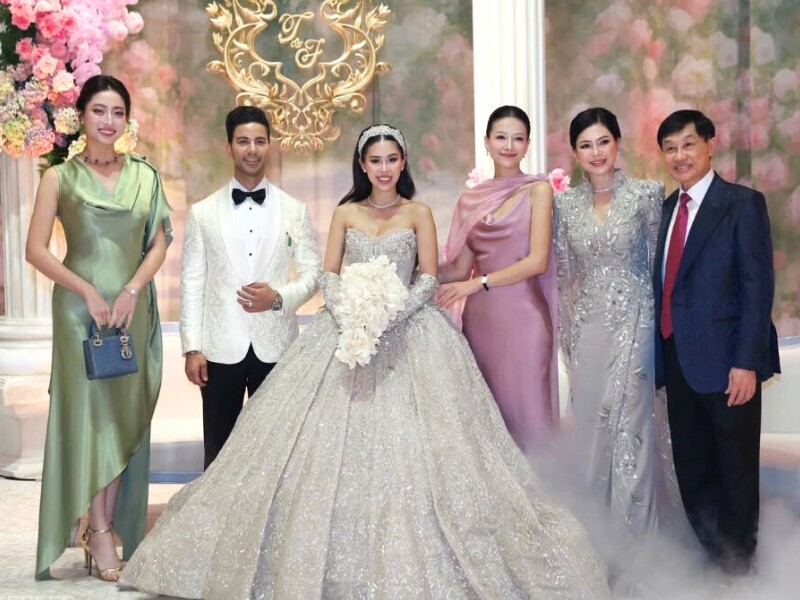 Ngày 7/12 vừa qua, đám cưới của Tiên Nguyễn - con gái tỷ phú Johnathan Hạnh Nguyễn và vợ là cựu diễn viên Thủy Tiên diễn ra tại một trung tâm tiệc cưới ở TP HCM. Sánh đôi bên cô dâu là chú rể tên Justin Cohen, người gốc Dubai, lớn lên tại Canada.