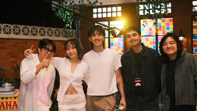 Anh chàng đang là tay trống, nhà sản xuất âm nhạc.