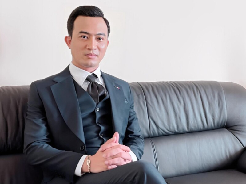 Doãn Quốc Đam sinh năm 1988, là gương mặt quen thuộc của khán giả phim truyền hình VTV. Anh từng làm nhiều công việc như trợ lý trường quay cho đoàn phim trước khi trở thành diễn viên.