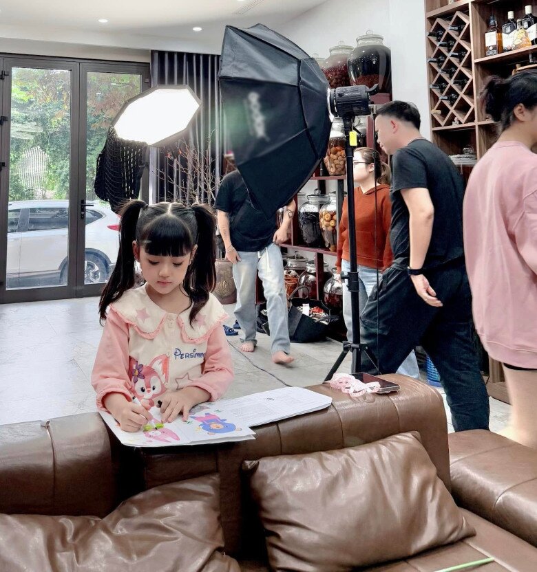 Bé Cherry An Nhiên quen với lịch trình quay phim bận rộn.