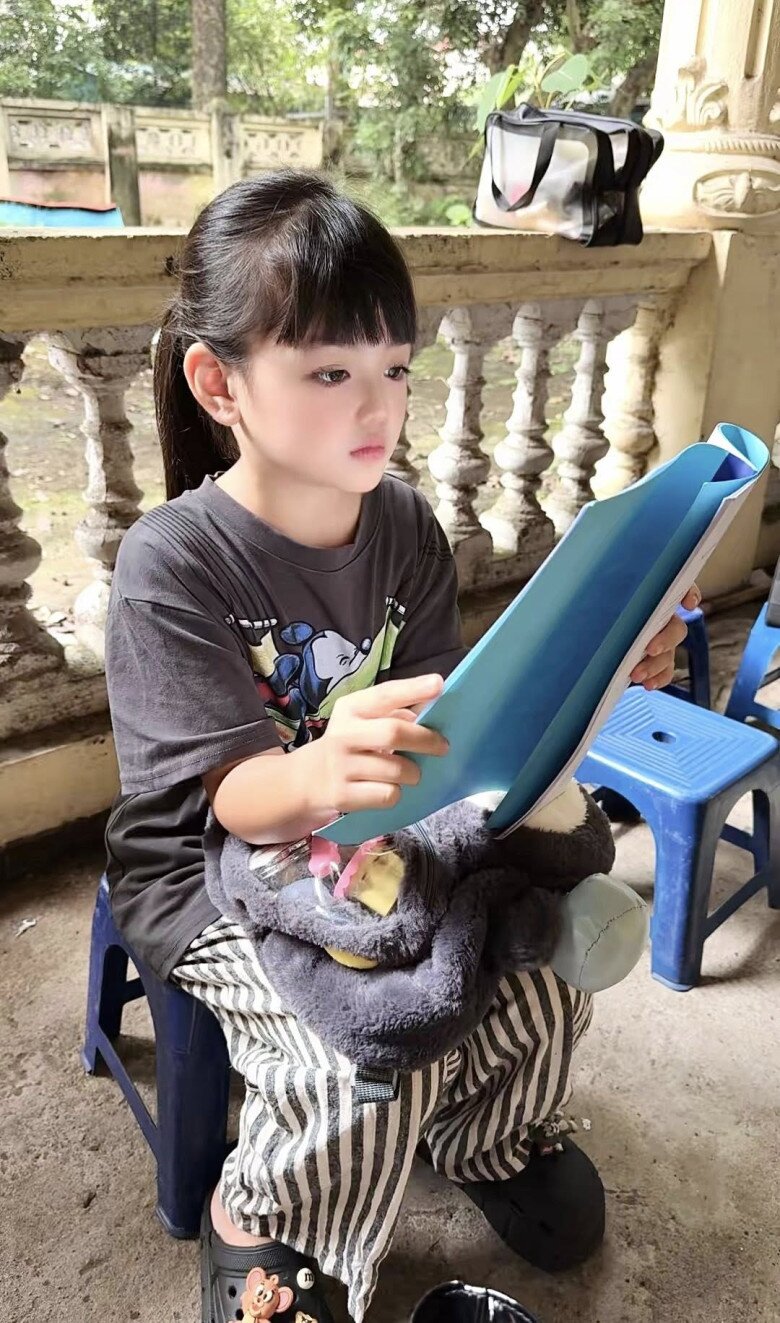 Cô bé 8 tuổi phối hợp tốt với ekip đoàn phim dù không có mẹ ở cạnh.