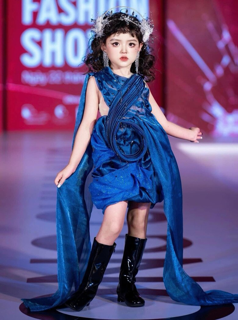 Bé gái Hà Nội kiếm tiền triệu/giờ khiến mẹ ruột thấy biết ơn, 8 tuổi đã ăn cơm đoàn phim nhiều hơn cơm nhà - 7