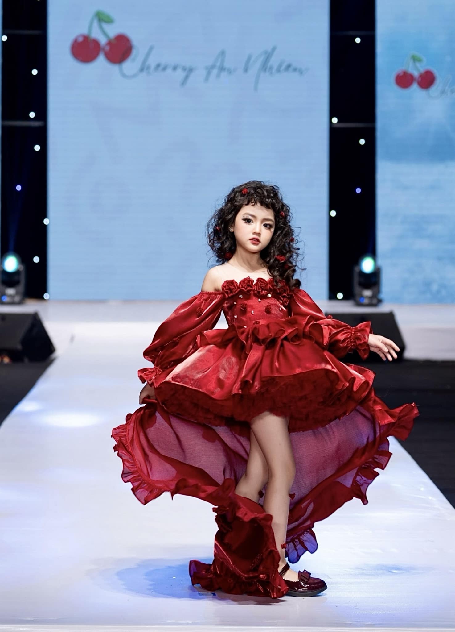 Cô bé có tác phong chuyên nghiệp hệt như người trưởng thành.