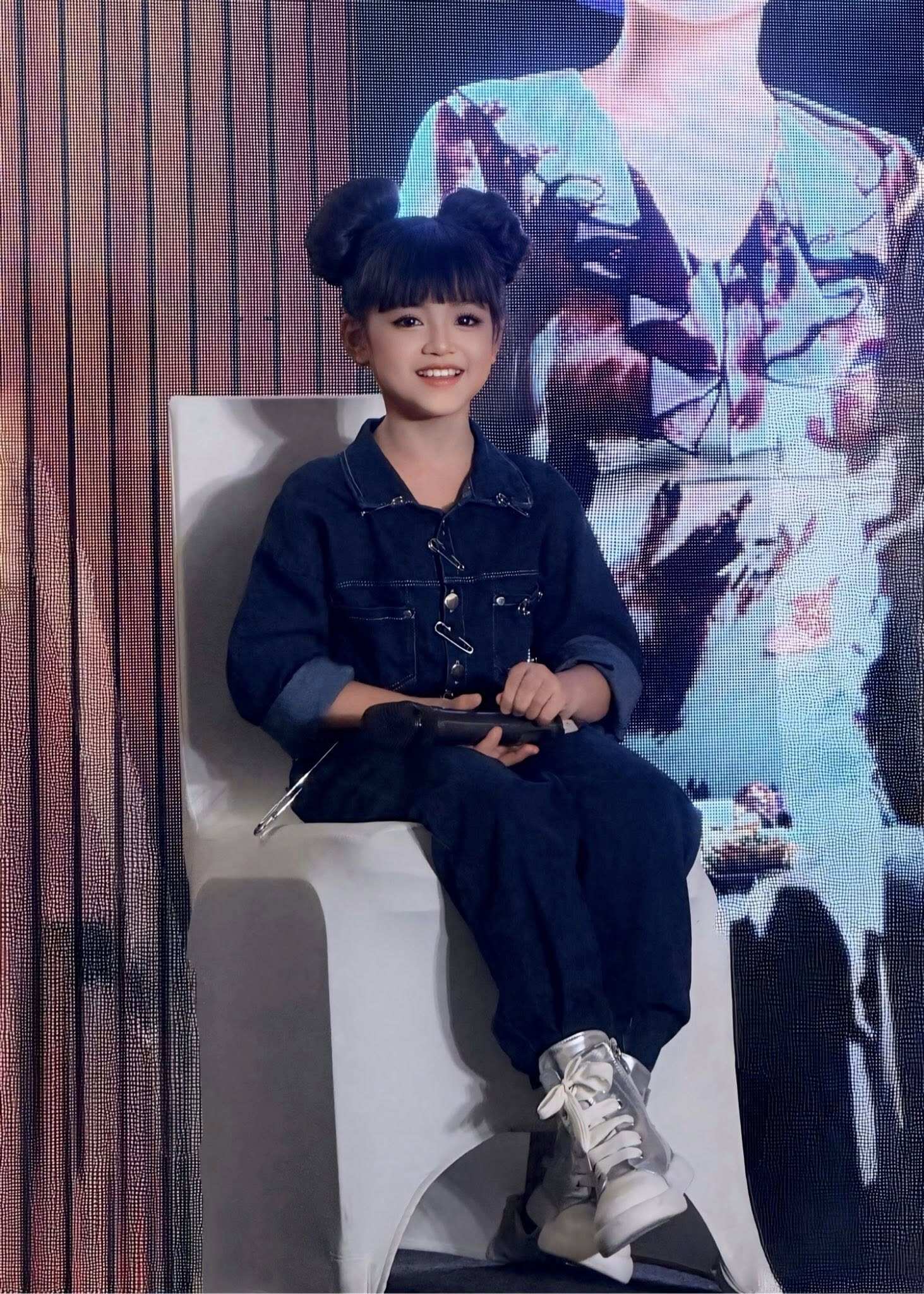 Cô bé 8 tuổi có màn trả lời phỏng vấn khéo léo.