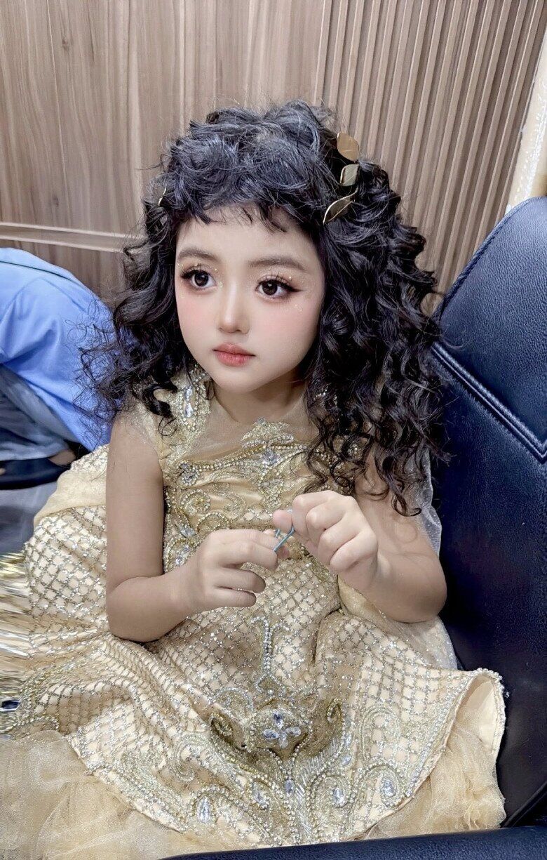 Cherry An Nhiên có ngoại hình xinh như búp bê.