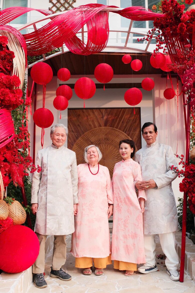 Bố mẹ Kim Lý chụp ảnh đón Tết 2025 với bố mẹ Hồ Ngọc Hà.