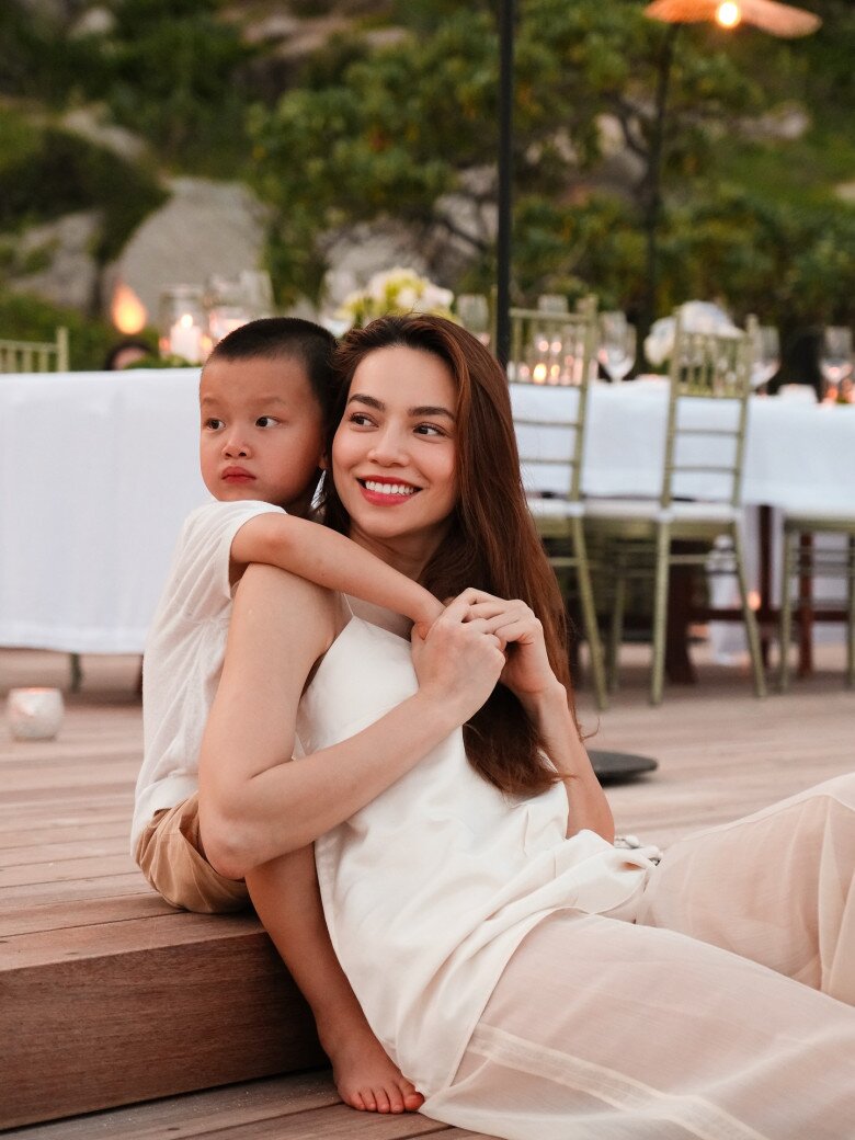 Vợ chồng nữ ca sĩ được khen ngợi khi dạy con biết sẻ chia, giúp đỡ người khác.