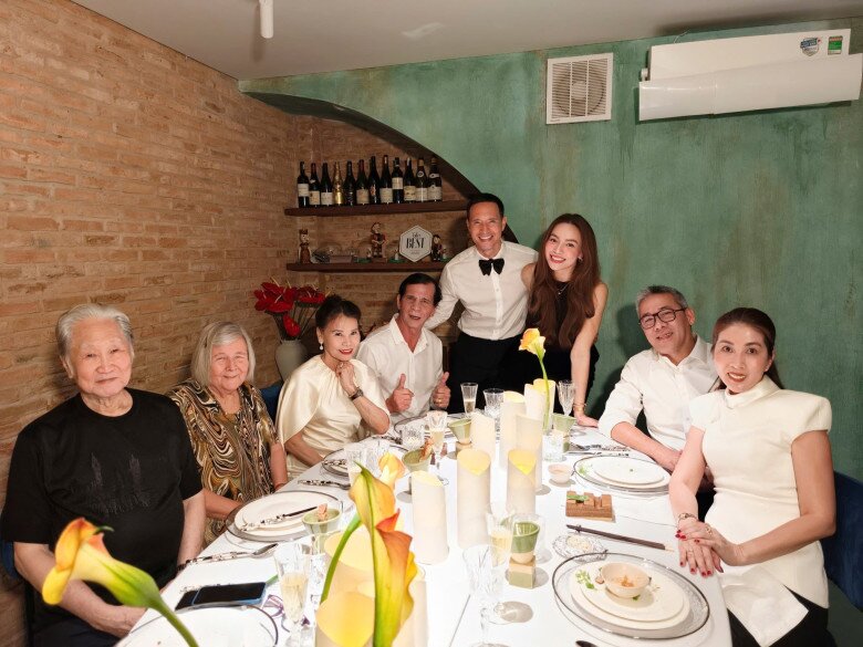 Khung cảnh buổi tiệc diễn ra ấm cúng.