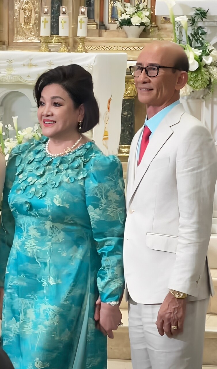 Bố mẹ chồng của Quỳnh Châu hạnh phúc trong ngày vui của 2 con.