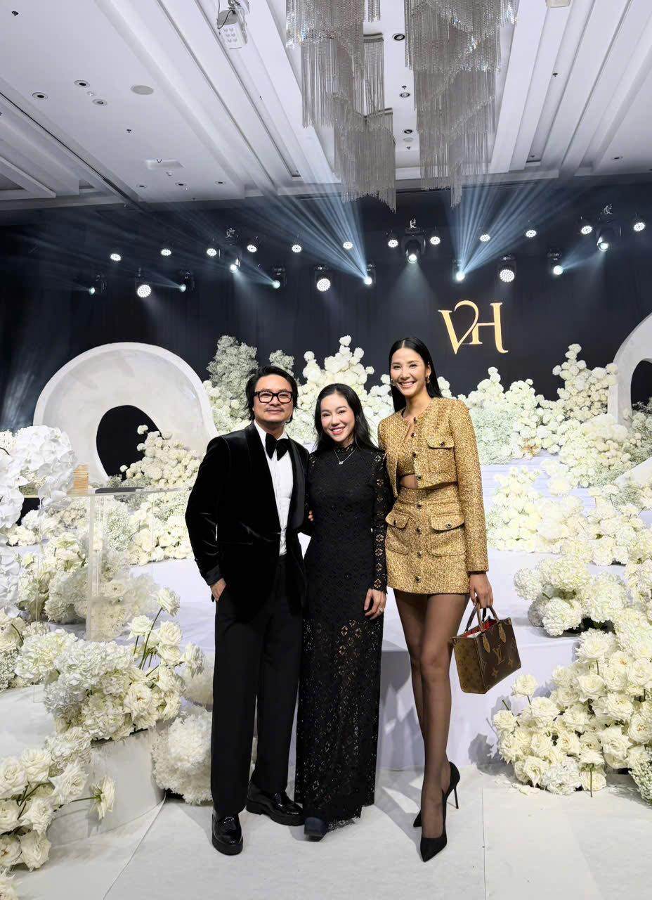 Vợ chồng dì Dung chụp ảnh cùng siêu mẫu Hoàng Thùy.