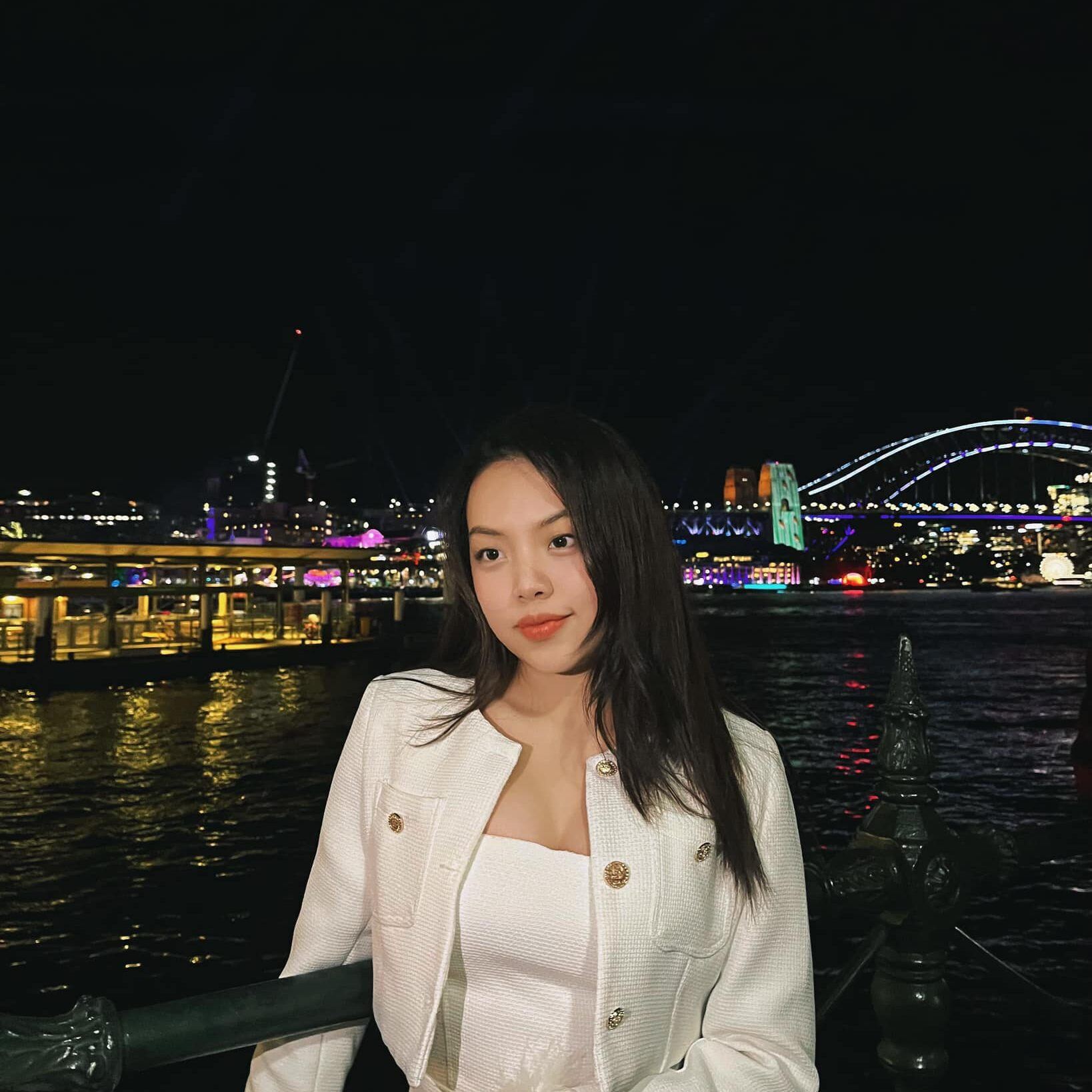 Con gái đầu lòng của nam nghệ sĩ học tập và tốt nghiệp ở Úc.